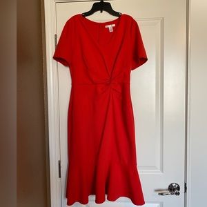 Fitted red dress with ruffled hem